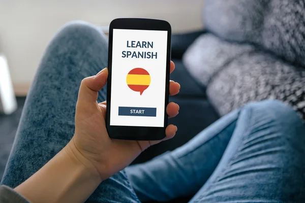 Teléfono inteligente con línea aprender concepto español en la pantalla — Foto de Stock