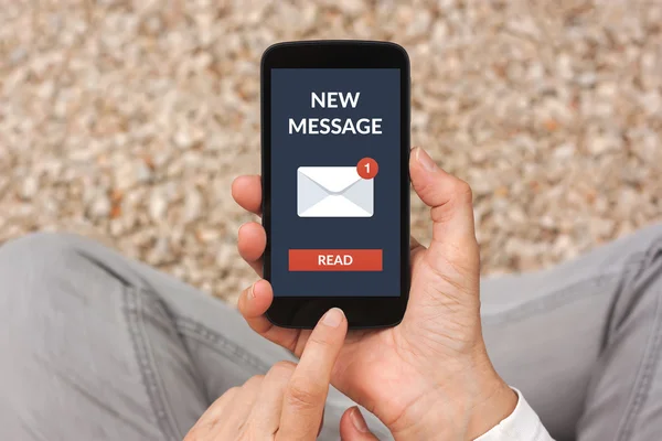 Mãos segurando telefone inteligente com novo conceito de mensagem na tela — Fotografia de Stock
