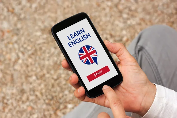 Manos sosteniendo teléfono inteligente con en línea aprender concepto de Inglés en sc — Foto de Stock