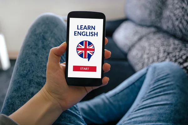 Ragazza in possesso di smartphone con on-line imparare il concetto di inglese su scr — Foto Stock