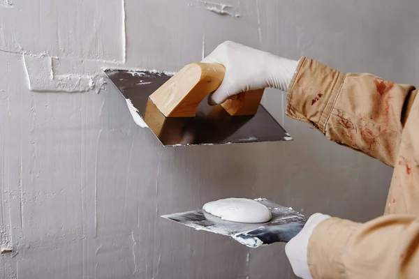 Close Construction Worker Plastering Smoothing Wall Trowel Putty Knife — Stock Photo, Image