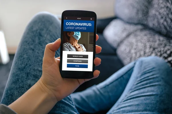 Chica Sosteniendo Teléfono Inteligente Con Coronavirus Último Concepto Noticias Pantalla — Foto de Stock