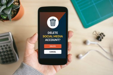 Sosyal medya konseptini ekrandan silen akıllı bir telefon. Üst görünüm