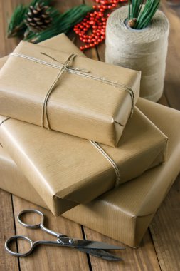 Ahşap arka plan üzerinde rustik Noel hediyeleri