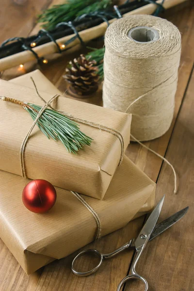 木製の背景に素朴なクリスマスのギフト — ストック写真