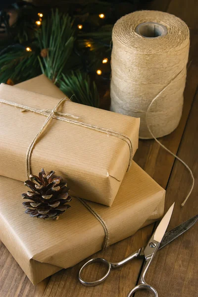 木製の背景に素朴なクリスマスのギフト — ストック写真