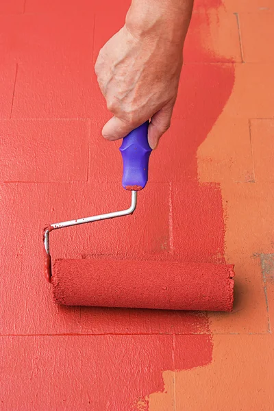 Contrato pintor pintando un piso en color rojo —  Fotos de Stock