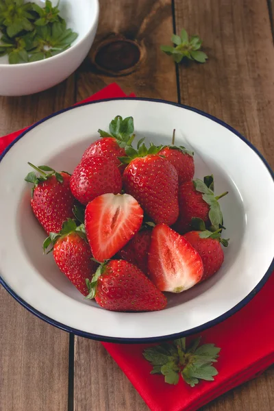 Bowl of fresh and ripe strawberries — Stock Photo, Image