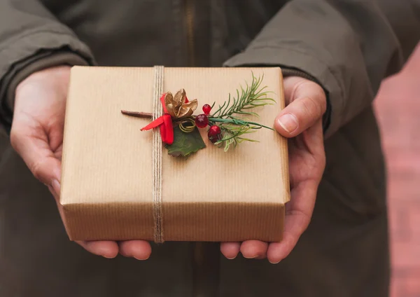 Frau hält Weihnachtsgeschenk in der Hand — Stockfoto