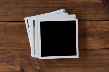Polaroid fotoğraf çerçeveleri ahşap arka plan üzerinde