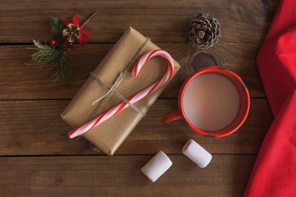 Weihnachten handgemachte Geschenkschachtel mit Zuckerrohr und Weihnachtsschmuck — Stockfoto