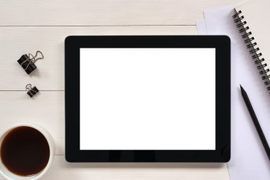 Ahşap ofis de beyaz boş boş ekran ile dijital tablet