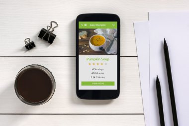 Gıda başvurusu smartphone ekranında alay etmek yukarıya. Üstten Görünüm