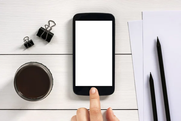 Smartphone-val fehér üres üres képernyő a fa íróasztal — Stock Fotó