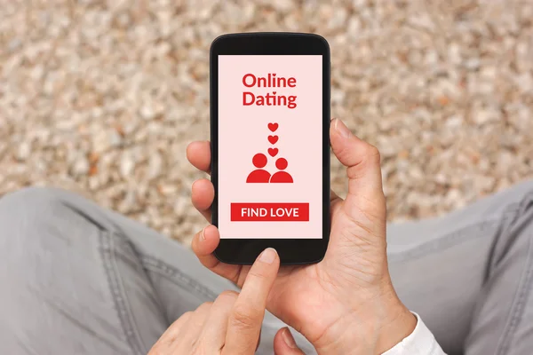 Ruce držící smartphone s online dating aplikace zesměšňovat — Stock fotografie