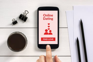 Online dating app akıllı telefon ekranında office nesne ile sahte