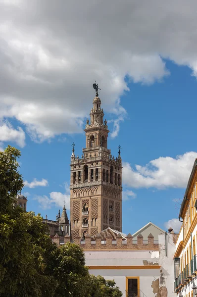 La Giralda, klocktornet av katedralen i Sevilla i Spanien — Stockfoto