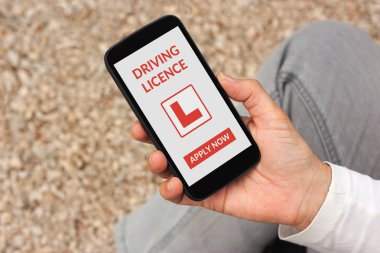 Smartphone ile sürücü belgesi uygulama kadar sahte tutan el