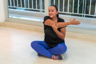 Egzersiz sonrası esneme hareketleri yapan kadın.