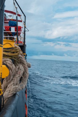 Endüstriyel gemi okyanusta ilerliyor.