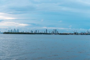 Şafak vakti Cartagena ufuk çizgisinin manzarası