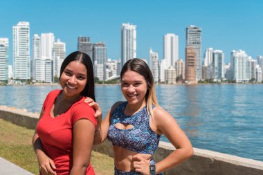 Parkta iki genç arkadaş.