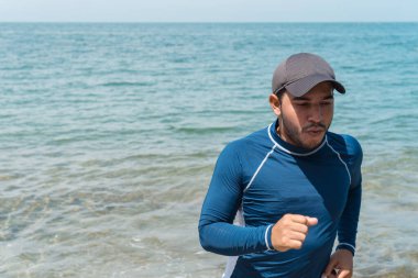 Güzel Sahilde Koşan Adam