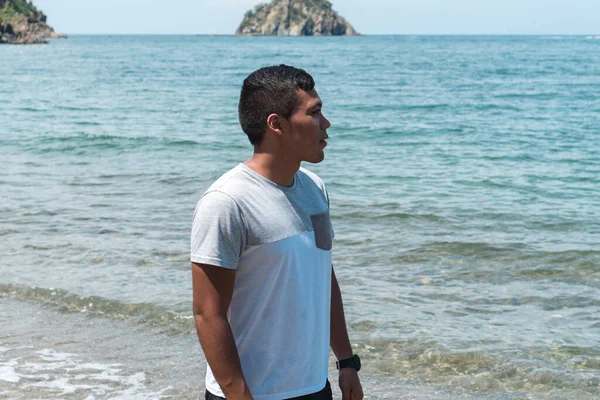 Hombre Con Una Camiseta Blanca Playa Con Vistas Mar Concepto — Foto de Stock