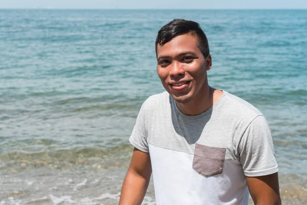 Tropik Bir Plajda Mutlu Genç Bir Adamın Portresi — Stok fotoğraf