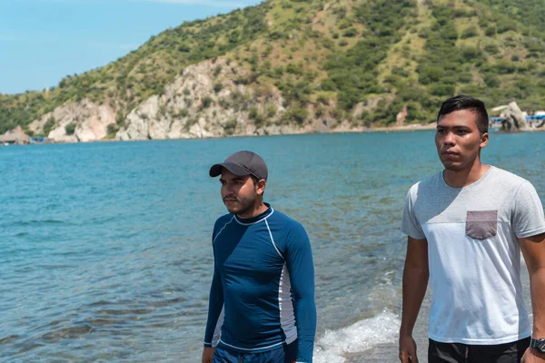 Uomini Forma Fisica Che Corrono Sulla Spiaggia — Foto Stock