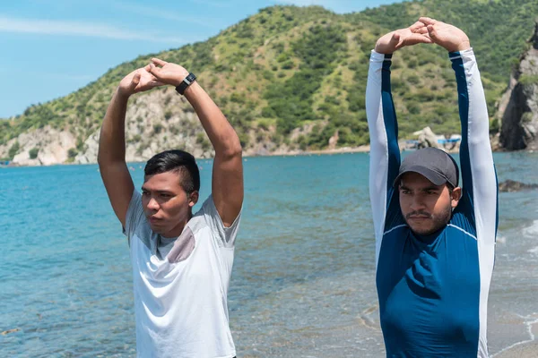 Uomini Ispanici Che Fanno Stretching Sulla Spiaggia — Foto Stock