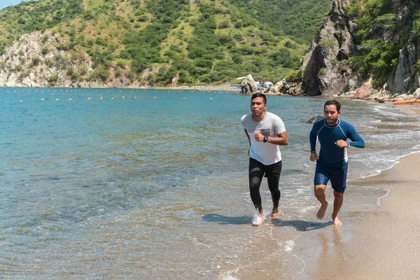 Giovani Ispanici Che Corrono Sulla Spiaggia Corridori Maschi Che Corrono — Foto Stock