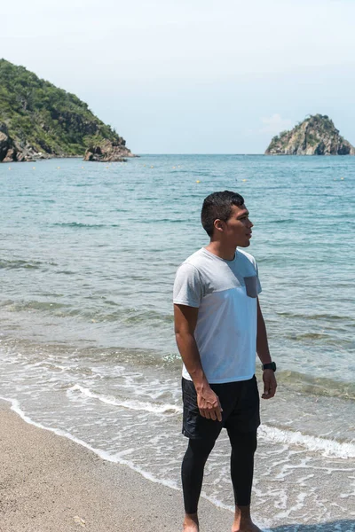Uomo Ispanico Con Una Maglietta Bianca Sulla Spiaggia Con Vista — Foto Stock