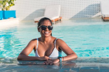 Havuz kenarında dinlenen güzel kadınlar. Seyahat merkezinin havuzundaki kız.