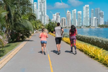 Şehirde koşan tanınmamış bir grup sporcu fitness, antrenman, spor, yaşam tarzı