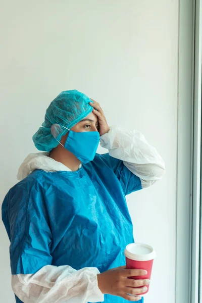 穿着外科口罩的疲惫医生的画像 对基本工作人员抑郁症的极度抑郁 — 图库照片