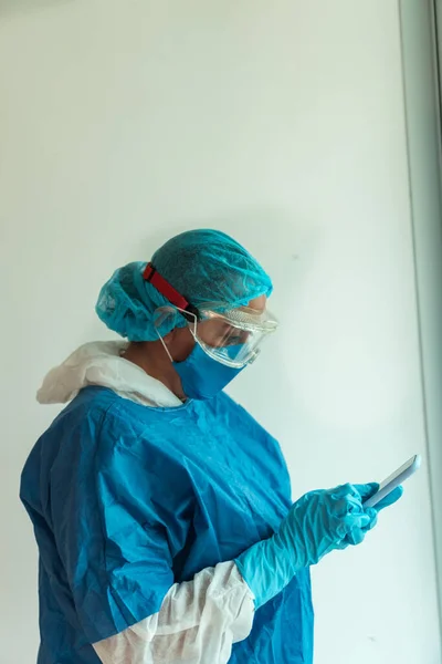 Junger Seriöser Arzt Blauer Uniform Und Medizinischer Maske Mit Handy — Stockfoto
