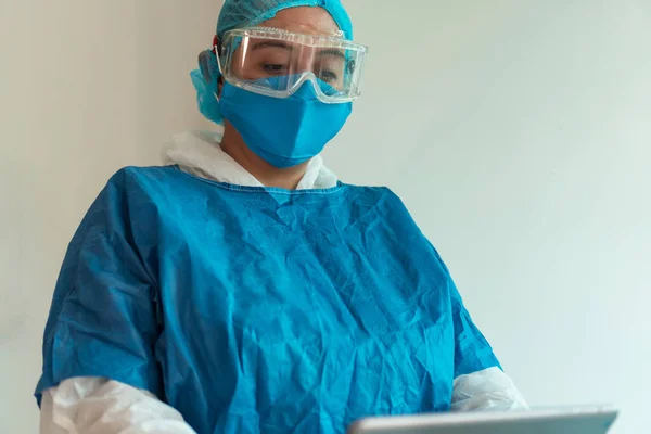 Porträt Einer Krankenschwester Mit Chirurgenmaske Und Digitalem Tablet — Stockfoto