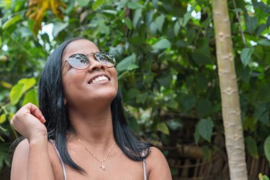 Güzel Afro-Amerikan modeli güneş gözlüğü takıyor.