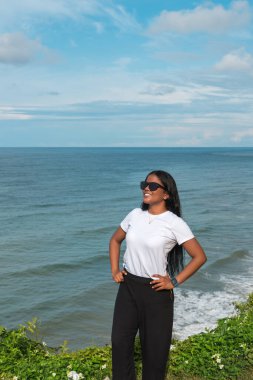 Genç Afro Kadın gülüyor ve poz veriyor.