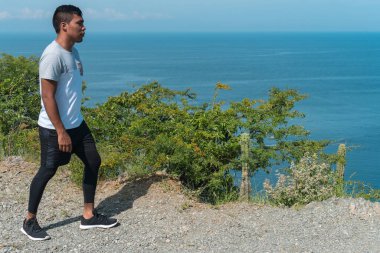 Genç sporcu sabahları dışarı çıkıyor.