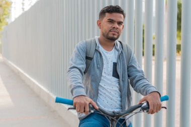 Latin Adam işe bisikletle gidiyor.