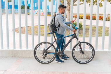 Bisikletinin Yanında Yürüyen Adam