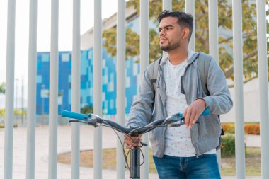 İşe bisikletle giden bir adam.