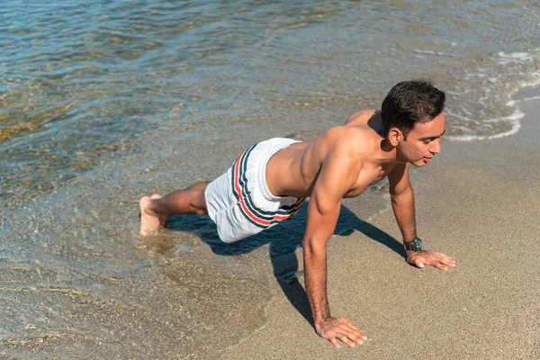Молодой Человек Отжимается Пляже Утром — стоковое фото