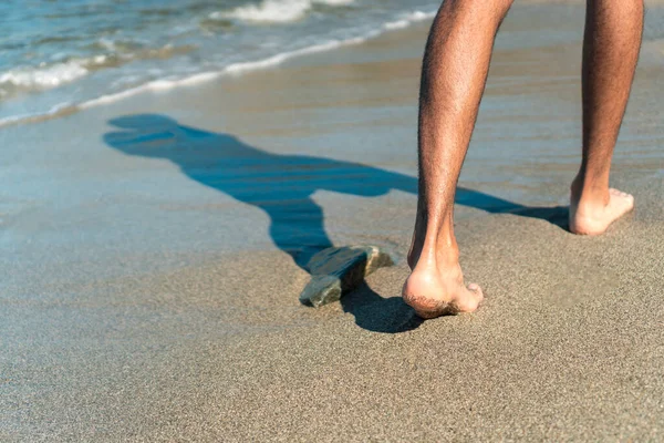 Nagie Stopy Mężczyzny Chodzącego Rano Plaży — Zdjęcie stockowe