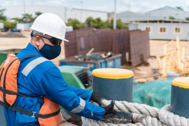 Güverte subayı güvertede PPE giyerek çalışıyor.