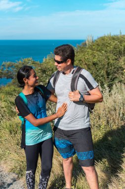 Dağda dikilmiş birbirine bakan güzel bir çift. Romantik atmosfer. Mutlu anlar. Balayı tatili