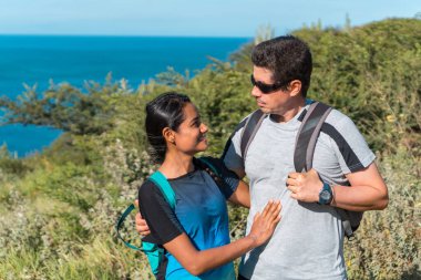 Genç bir çift dağlarda yürüyüşe çıkar. Bir adam ve bir kadın dağın tepesinde birbirlerine bakıyorlar.