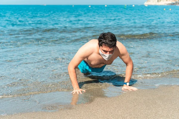 Mężczyzna Masce Ćwiczący Plaży — Zdjęcie stockowe
